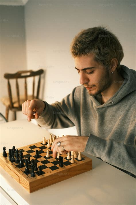 Foto Un Hombre Jugando Una Partida De Ajedrez Sobre Una Mesa Ajedrez