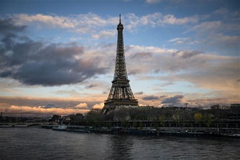 Rtl Infos Depuis Ce Lundi La Tour Eiffel Ferm E En Raison D Une Gr Ve