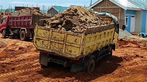 Truk Jomplang Mobil Truk Canter Pengangkut Tanah Timbunan Amblas