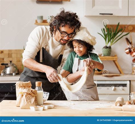 Feliz Pai Negro E Filho Preparando Massa Juntos Foto De Stock Imagem