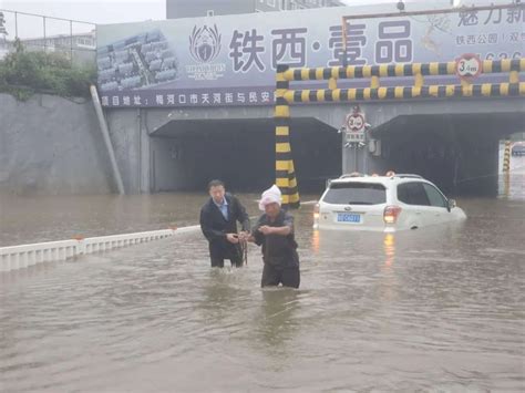 暴雨袭城，车辆被困积水中！梅河公安紧急救援转危为安澎湃号·政务澎湃新闻 The Paper