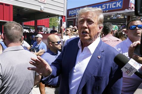 Trumps Iowa State Fair Spectacle Clouds Desantis As Former President