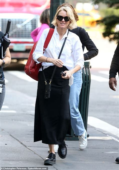 Naomi Watts Arrives On The Nyc Set Of Feud Capotes Women Daily Mail