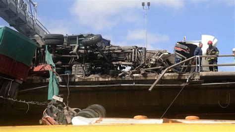 Videos Y Fotos Así Fue El Choque Y Vuelco De Camiones En La Autopista 25 De Mayo Infobae