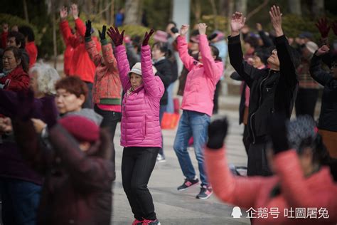 震撼！天津近千大爷大妈齐跳广场舞大声呐喊天津呐喊广场舞新浪新闻