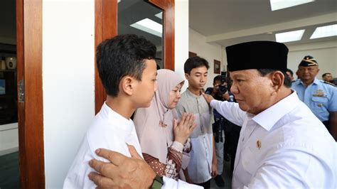 Foto Prabowo Ke Anak Penerbang Tucano Yang Gugur Kalau Ada Apa Apa