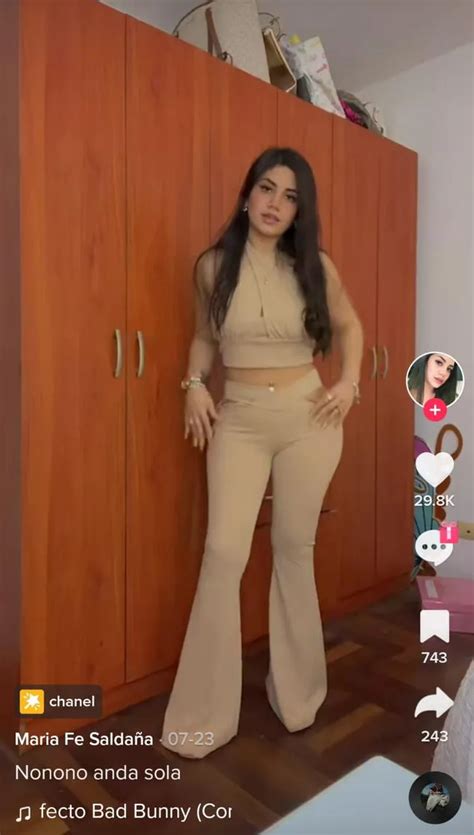 María Fe Saldaña abraza la moda vintage en ceñido y pícaro conjunto monocromático nude