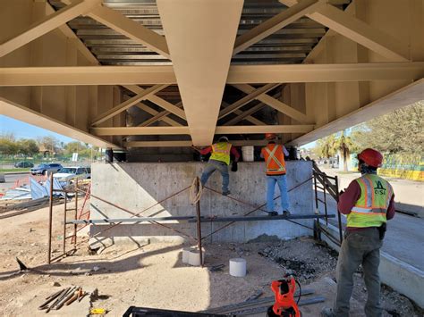 Colocan Aisladores Antisísmico En Puentes De Eje Central Y Río Nuevo