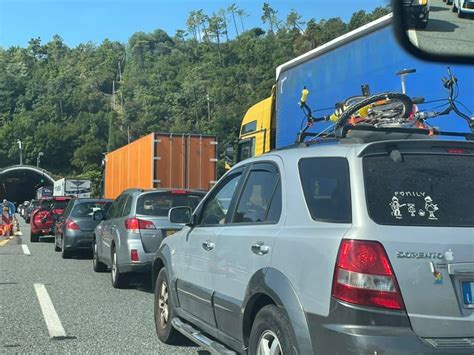 Autostrade Carreggiata Ancora Chiusa In A Km Di Coda Tra