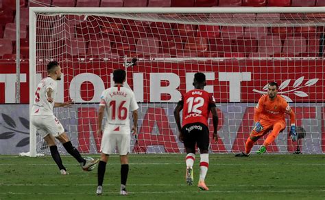 El Argentino Ocampos Adelanta Al Sevilla 1 0 De Penalti Infobae