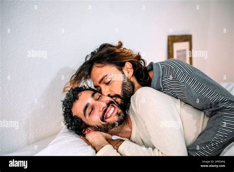 Homme gay qui sembrasse Banque de photographies et dimages à haute résolution Alamy
