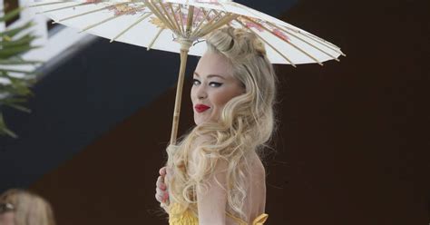 Défilé Mode City en hommage au bikini à la piscine Molitor à Paris le juillet Sur le