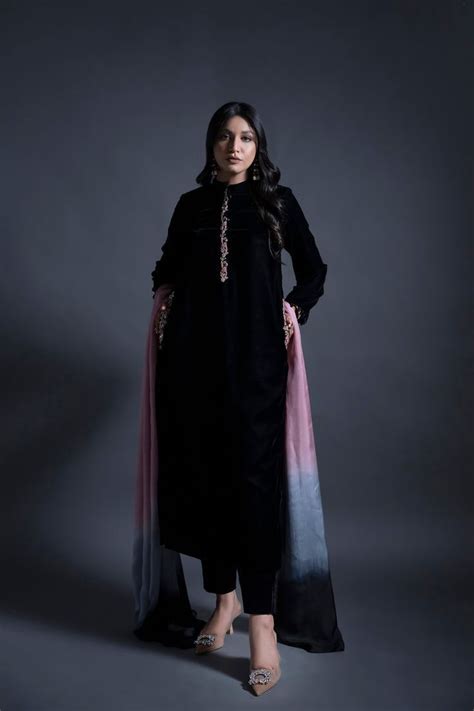 love with black 🖤 | Velvet dress designs, Simple trendy outfits ...