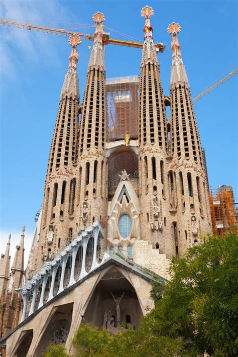 El La Sagrada Familia La Catedral Dise Por Antoni Gaudi Imagen De