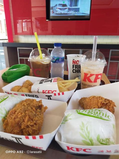 Pap Makan Di KFC Makanan Makan Siang Foto Makanan