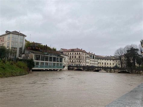 Maltempo Rischio Esondazioni A Vicenza Treni Sospesi Disagi A Verona