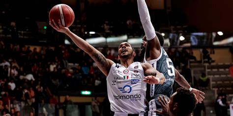 Basket Vittorie Per Milano E Bologna Venezia Ko E De Raffaele Esonerato