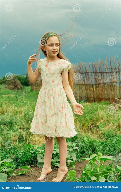 Belle Jeune Femme En Robe Blanche Relaxant Dans Le Jardin Fille Aux