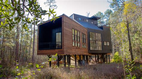 In the Update of a Deteriorating Louisiana Tree House, a Painter Honors ...