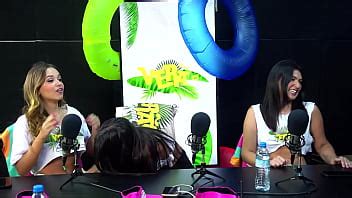 Midiendo el tamaño del coño de chicas calientes California TV XVIDEOS