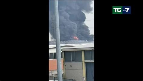 Domato Il Maxi Incendio Nel Milanese Le Drammatiche Immagini Del Rogo