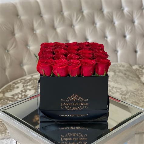 Red Yelena In Medium Square Box Order Roses At Jlf Los Angeles