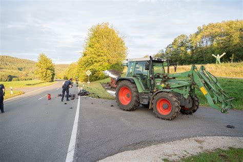 Tödlicher Unfall in Oberfranken Motorrad rast in Traktor Biker stirbt