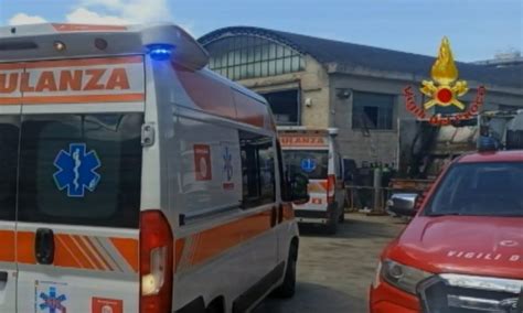 Ennesima Morte Sul Lavoro Operaio Si Taglia La Gola Con Una