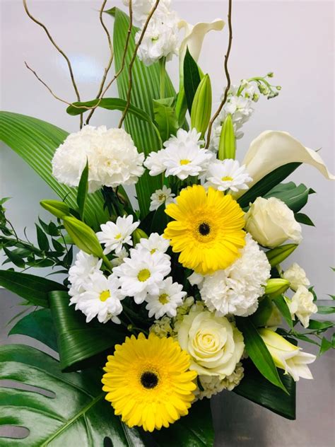 Corbeille De Fleurs Jaunes Blanches Et Vertes Boutique Q