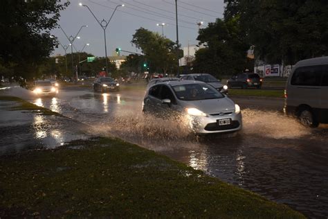 Caño roto gran pérdida de agua en un sector de Av Alem El Litoral