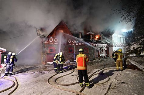 Gro Einsatz In Fahrenb Hl Reitstall Brennt Lichterloh Mitarbeiter