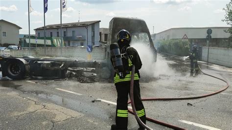 Incidente A Mornico Moto Si Schianta Contro Un Camion Divampa Un