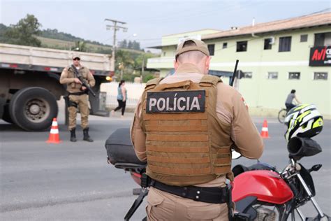 Homem Com Mandado De Prisão Ativo Por Roubo é Detido Em Rio Do Sul