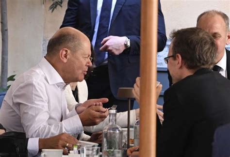 Olaf Scholz In Un Bar Di Piazza Di Pietra A Roma Dago Fotogallery