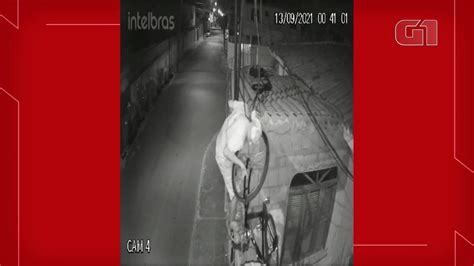 VÍDEO dupla furta bicicleta por cima de muro e entre cerca de arame