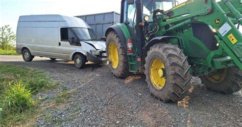 Patru răniți după ce o dubă și un tractor s au ciocnit pe DN 2C în