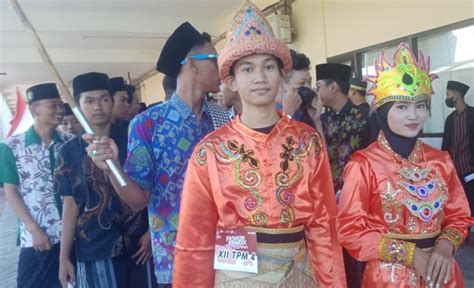 Peringati HUT RI Ke 77 SMK YPM 8 Sidoarjo Gelar Karnaval Fashion Show