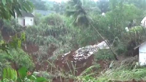 Tebing Longsor Di Sukabumi Timbun Rumah Warga Panik Berhamburan