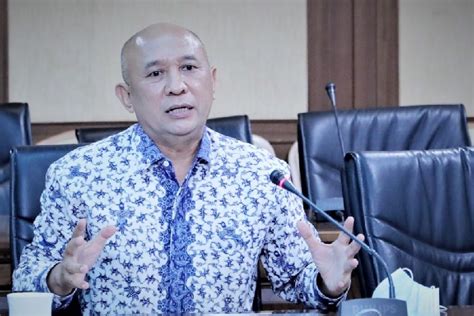 Alasan Menkopukm Teten Larang Impor Pakaian Bekas