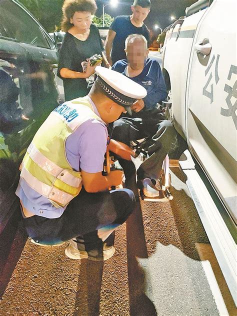 老人国道上迷路 民警将他送回家 厦门日报