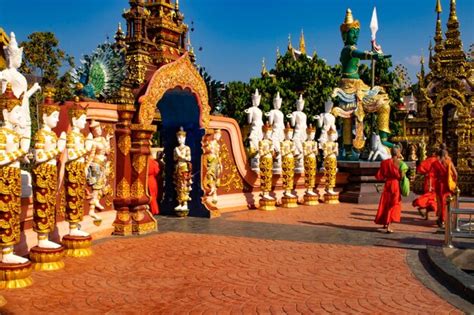 Una Hermosa Vista Del Templo Wat Saeng Kaeo Ubicado En Chiang Rai