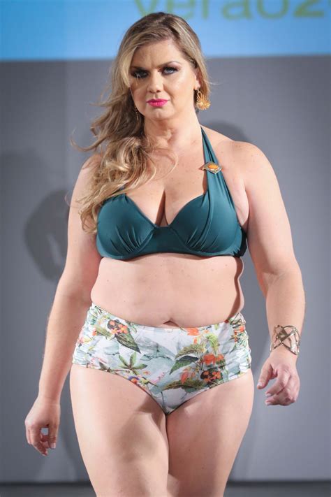 Semana de moda plus size reúne modelos em desfile de moda verão 24 08