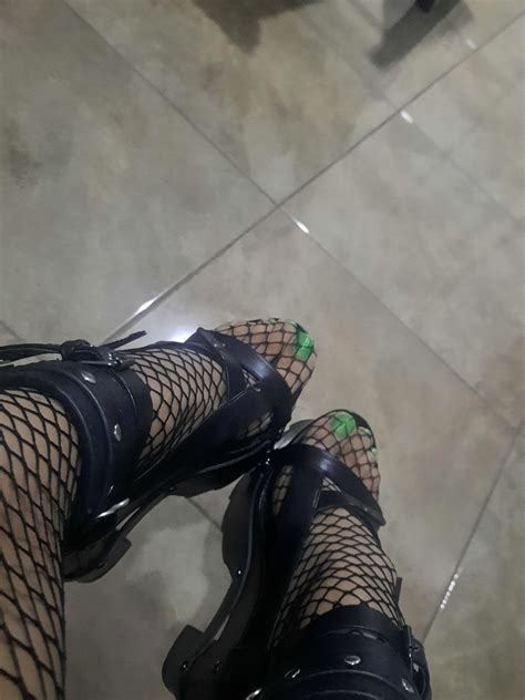 VenenoParaLasHadas on Twitter Alguien pidió pies Do u like feet