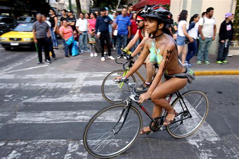 Nudi Per L Ambiente Ecco Il World Naked Bike Ride A Guadalajara