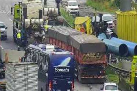 Motorista fica ferido após cochilar ao volante e bater carreta em