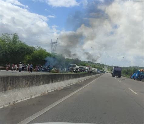 Manifestantes interditaram trecho da BR 101 entre Recife e João Pessoa