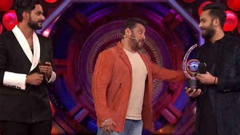 Bigg Boss Ott 2 Finale Elvish Yadav Special Gesture For Abhishek Malhan