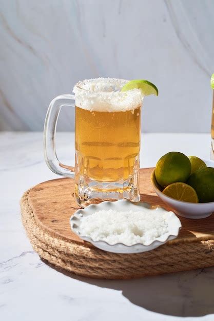 Bebida de cerveza mexicana chelada con limón y sal Foto Premium