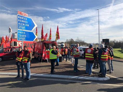 Réforme des retraites au Mans blocage levé au rond point de lOcéane