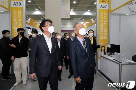 Kb굿잡 우수기업 취업박람회 찾은 이재근 은행장과 오영교 동반성장위원장